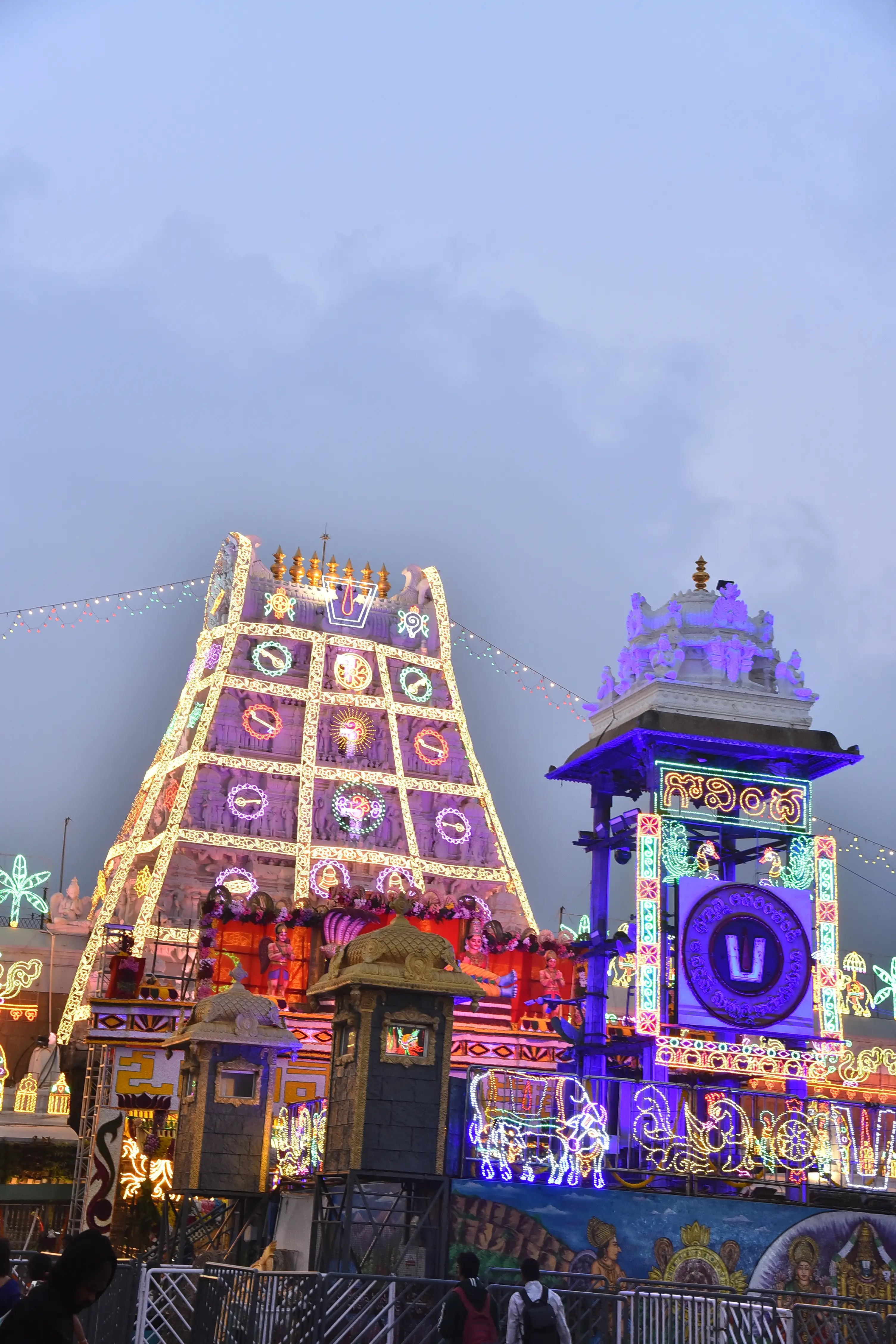 Mana ShankaraVaraprasad garu movie team went to Tirumala. (2)