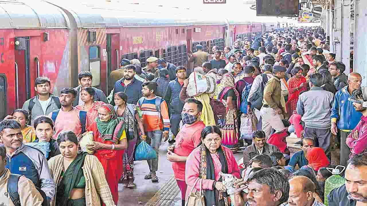 Sankranti School Holidays 2026 : సంక్రాంతి సెలవులపై కీలక అప్డేట్.. పల్లెబాట పట్టిన నగరం.. ప్రయాణికుల కోసం రైల్వేశాఖ ప్రత్యేక చర్యలు..