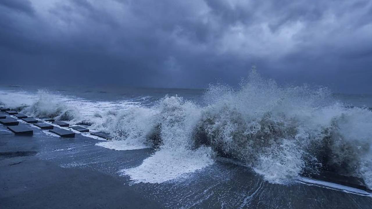 Rain Alert : రెయిన్ అలర్ట్.. బంగాళాఖాతంలో తీవ్ర వాయుగుండం.. ఏపీ, తెలంగాణలోని ఈ జిల్లాల్లో వానలు..