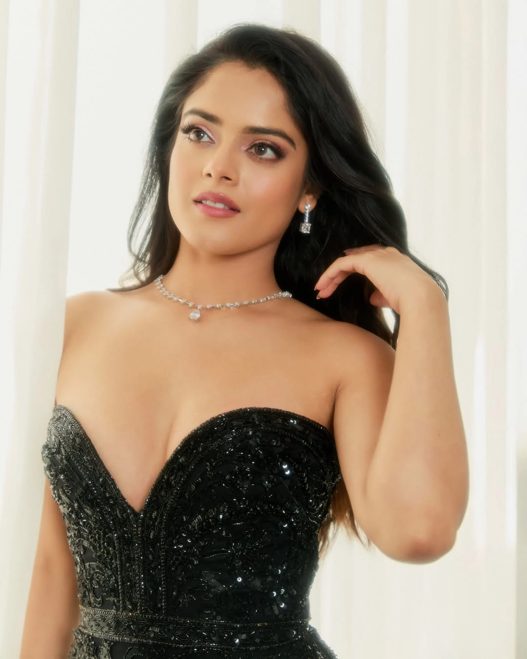 Riddhi Kumaar Stunning Looks in Black Dress