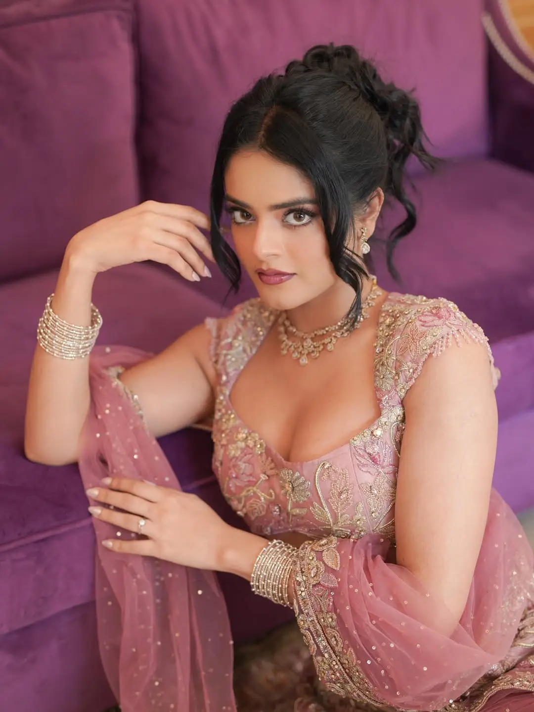 Riddhi Kumar latest glamour photos (1)