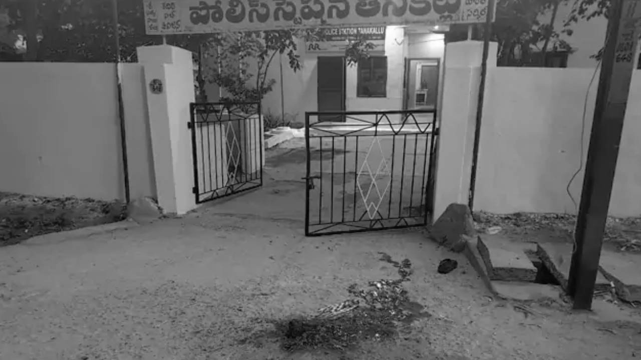 Andhrapradesh : ఏపీలో దారుణ ఘటన.. భార్యను తీసుకెళ్లాడని.. పోలీస్ స్టేషన్ గేటు ఎదుటే హత్య చేసిన అన్నాదమ్ములు