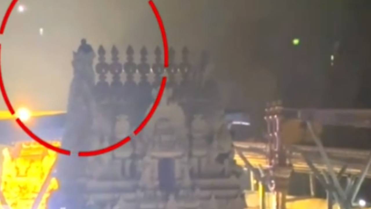 Tirupati : తిరుపతిలో అర్ధరాత్రి ఆలయం గోపురం ఎక్కి మందుబాబు హల్‌చల్.. మూడు గంటలు హైడ్రామా..