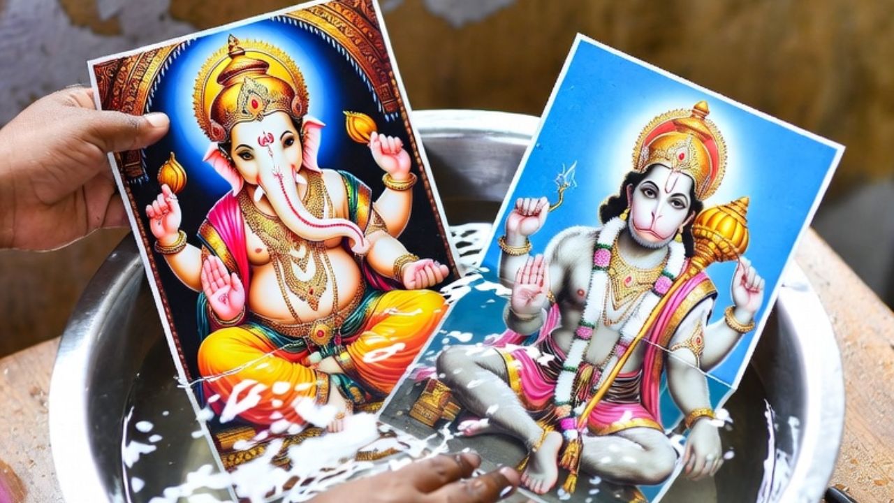 మీ ఇంట్లోని దేవుడి పటాలను ఏ రోజున శుభ్రం చేసుకోవాలి?