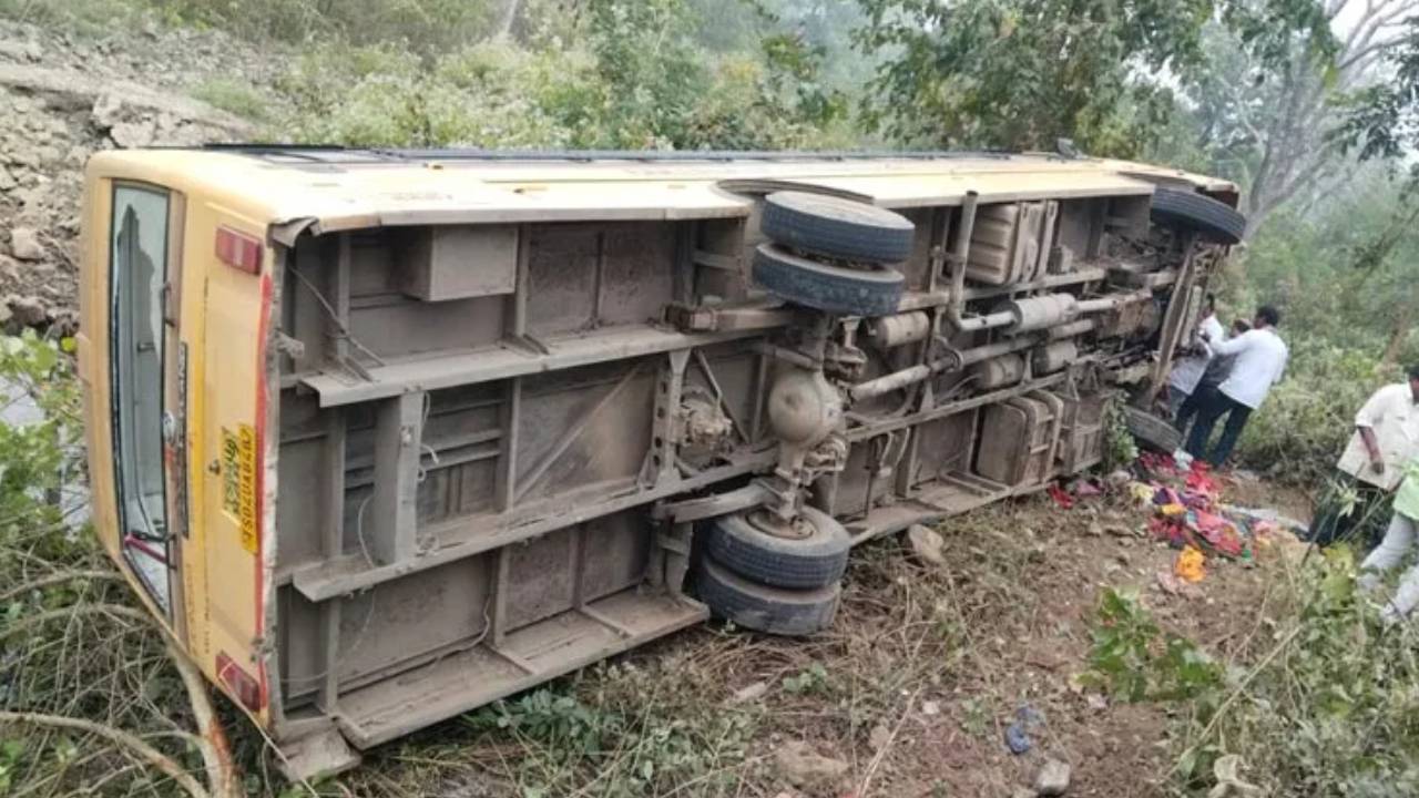 Bus Accident : భద్రాద్రి కొత్తగూడెం జిల్లాలో లోయలో పడిన కాలేజీ బస్సు.. 40మంది విద్యార్థులకు గాయాలు.. ఒకరి పరిస్థితి విషమం