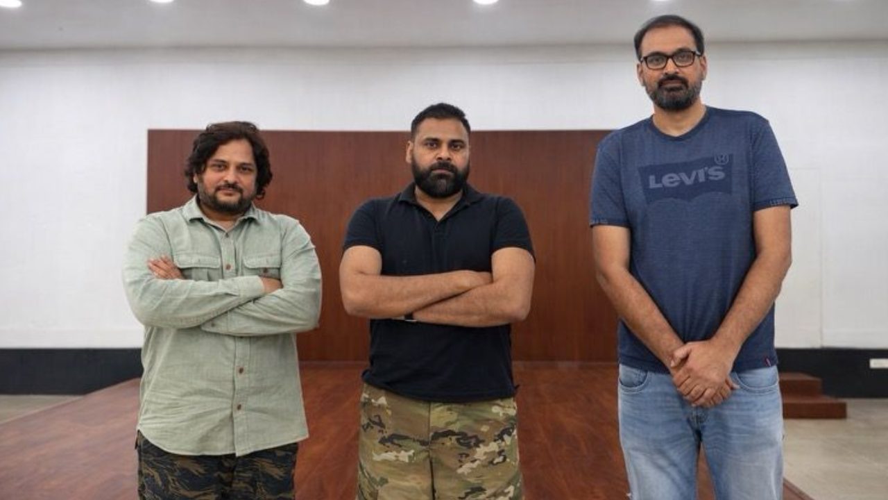 Pawan Kalyan : పవన్ కళ్యాణ్ కొత్త సినిమా అనౌన్స్.. న్యూ ఇయర్ రోజు ఫ్యాన్స్ కి పండగే.. ఆగిపోయిన సినిమా మళ్ళీ లైన్లోకి..