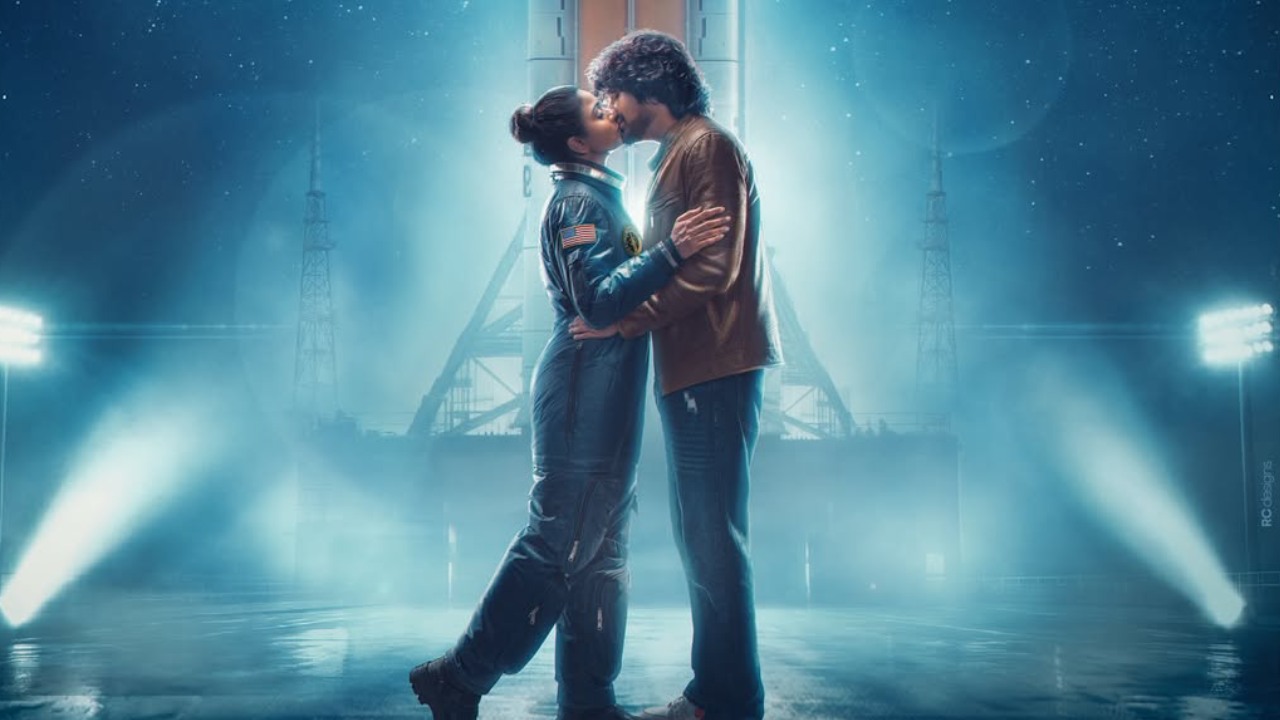 Dear Astronaut : 11 ఏళ్ళ తర్వాత హీరో హీరోయిన్స్ గా నటించబోతున్న భార్యాభర్తలు.. లిప్ కిస్ తో పోస్టర్ రిలీజ్..